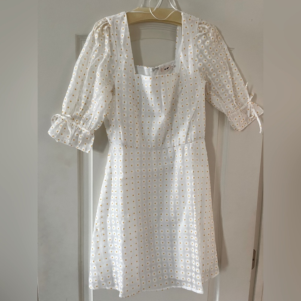 New! Francesca’s “mi Ami “ Rich White dress with dainty yellow flowers size XS